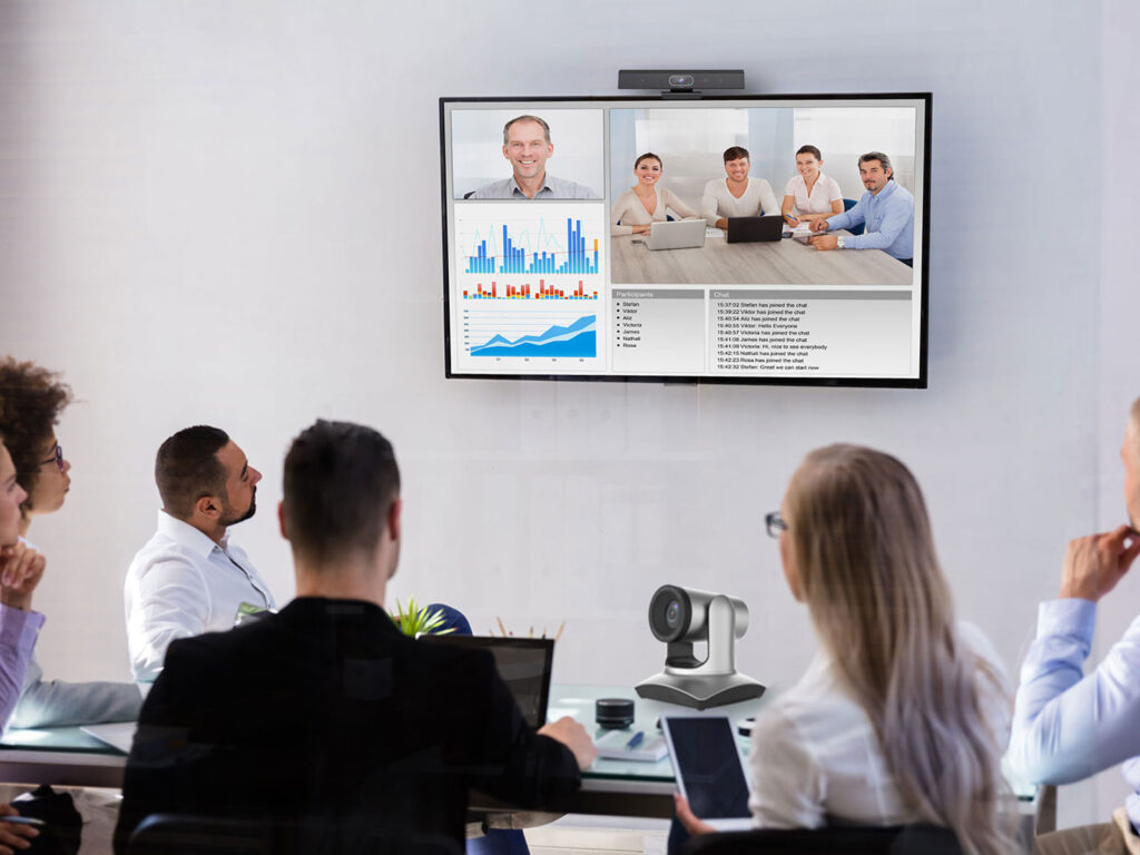 พนักงานกำลังประชุมผ่าน Video Conference ในห้องประชุม
